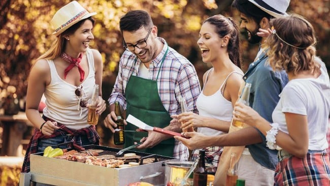 Enggak Usah Takut Gemuk, Ini Tips Tetap Sehat Setelah Makan Berlebihan