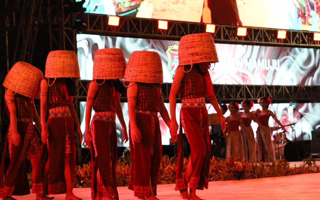 Tari Ma’bisu-Bisu Tutup Semaraknya Panggung Utama F8 di Hari Keempat