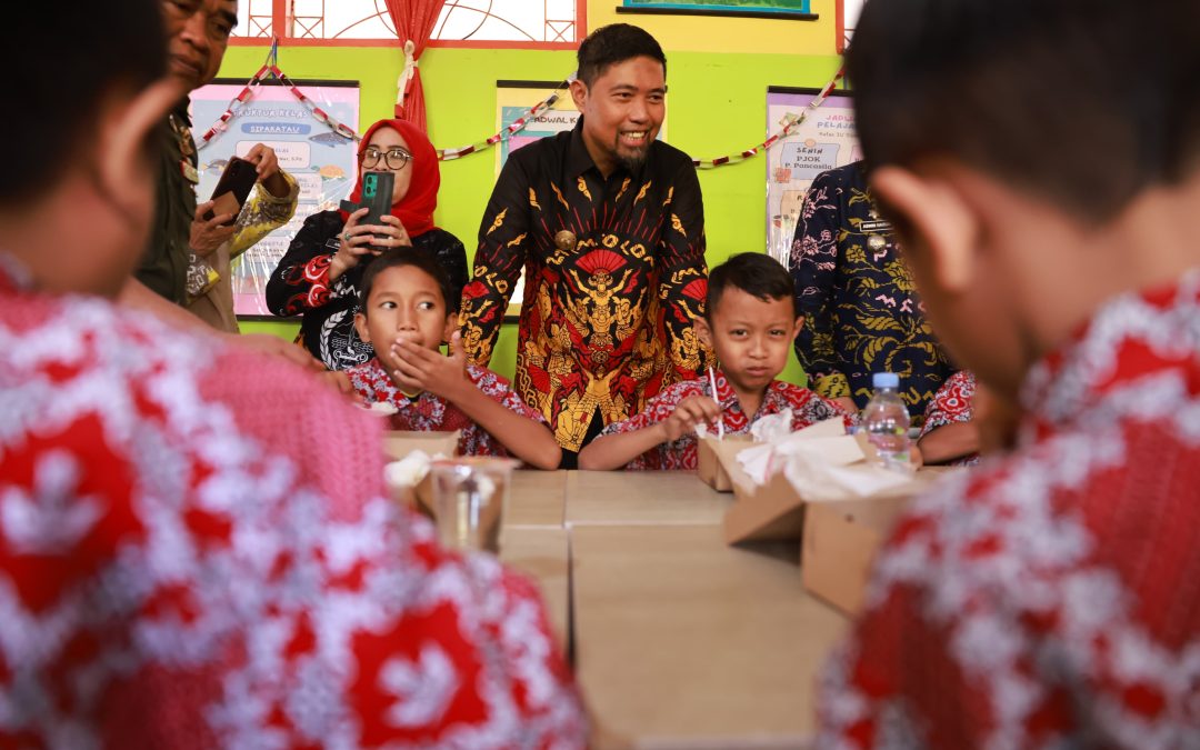 Pjs Wali Kota Arwin Azis Apresiasi Program Hasanuddin Peduli Anak Sekolah di Makassar